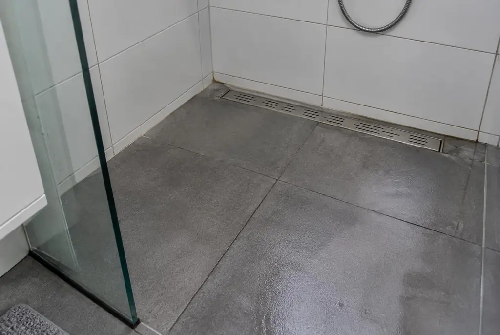 Lekdetectie Brummen – lekkende inloopdouche met natte voegen