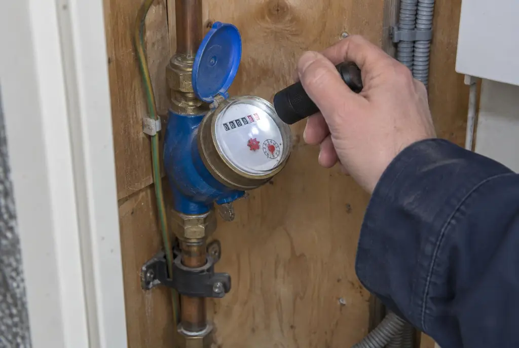 Lekdetectie Brummen – watermeter in de meterkast controleren met een zaklamp